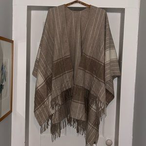 Banana Republic brown buffalo check Plaid Poncho. Winter, neutral, warmth